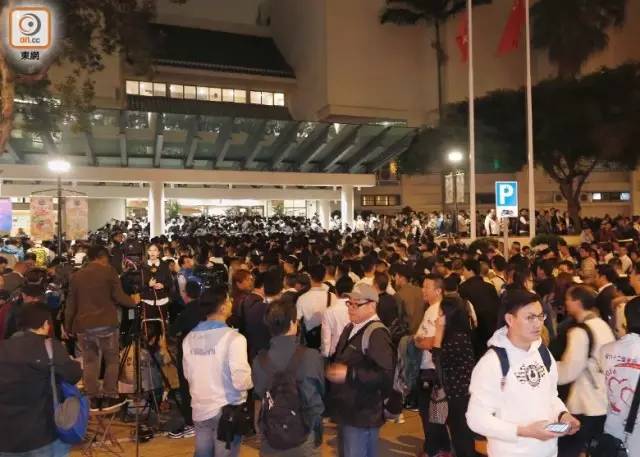 香港近4万警民集会 声援因“袭击占中者”被判入狱警察