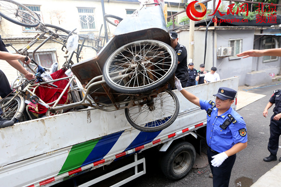 北京东城城管集中处理128辆客运黑三轮 杜绝安全隐患