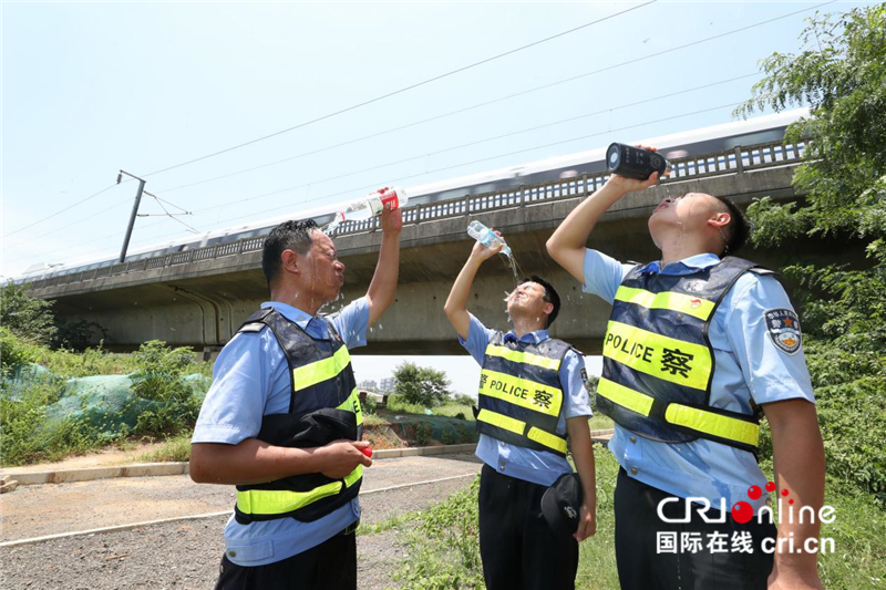 高温“烤验”下的武汉高铁民警（组图）