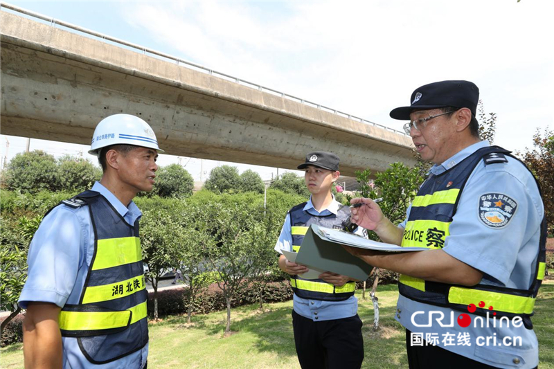 高温“烤验”下的武汉高铁民警（组图）