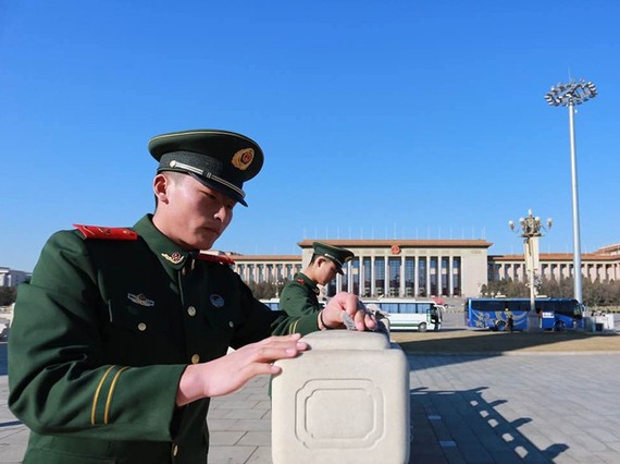 1500名武警清洁天安门广场迎全国“两会”