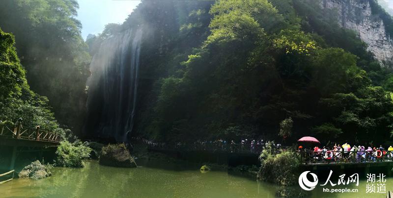 三峡最火景区“天赐清凉” 万人穿越大瀑布