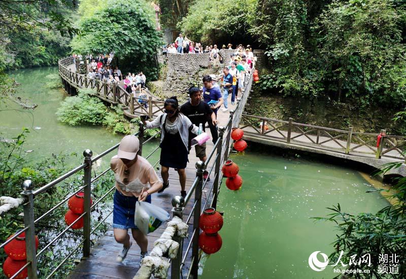 三峡最火景区“天赐清凉” 万人穿越大瀑布