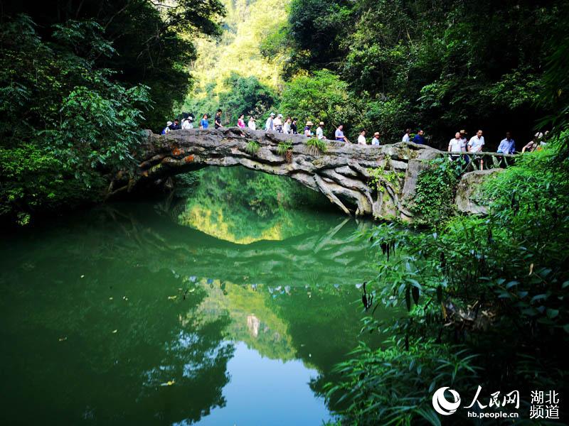 三峡最火景区“天赐清凉” 万人穿越大瀑布