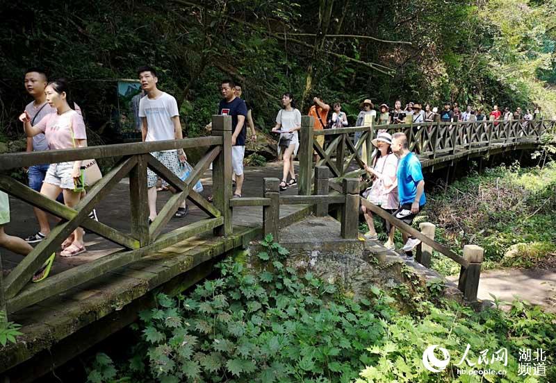 三峡最火景区“天赐清凉” 万人穿越大瀑布