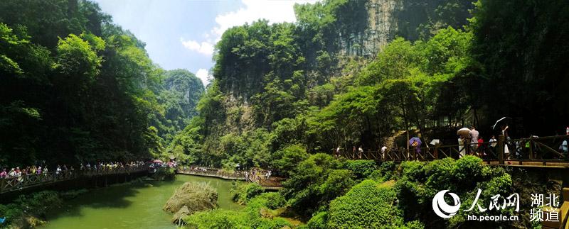 三峡最火景区“天赐清凉” 万人穿越大瀑布