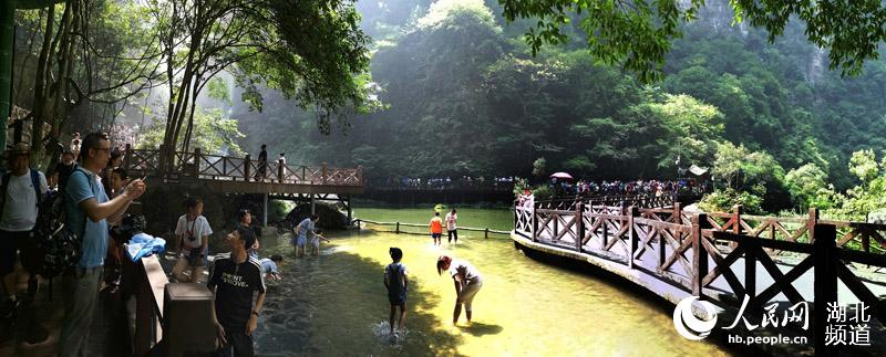 三峡最火景区“天赐清凉” 万人穿越大瀑布