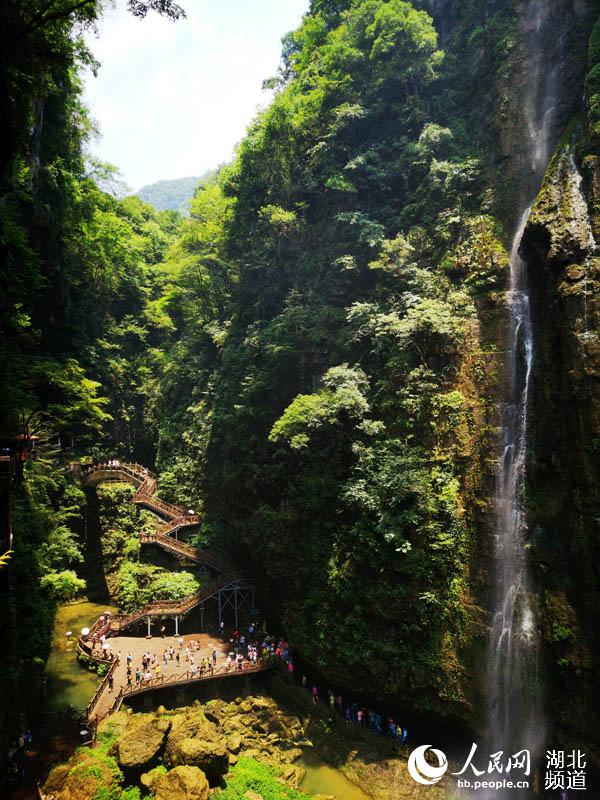 三峡最火景区“天赐清凉” 万人穿越大瀑布