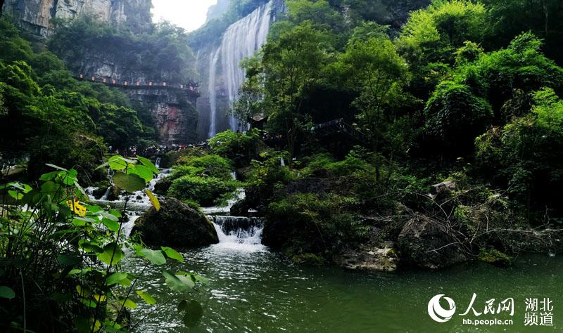 三峡最火景区“天赐清凉” 万人穿越大瀑布