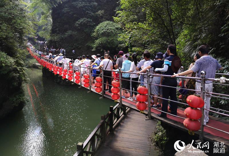 三峡最火景区“天赐清凉” 万人穿越大瀑布