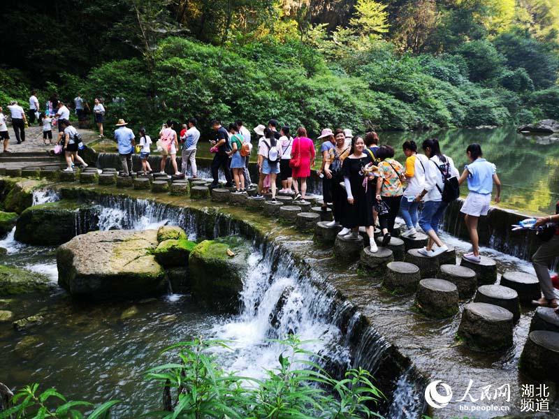 三峡最火景区“天赐清凉” 万人穿越大瀑布