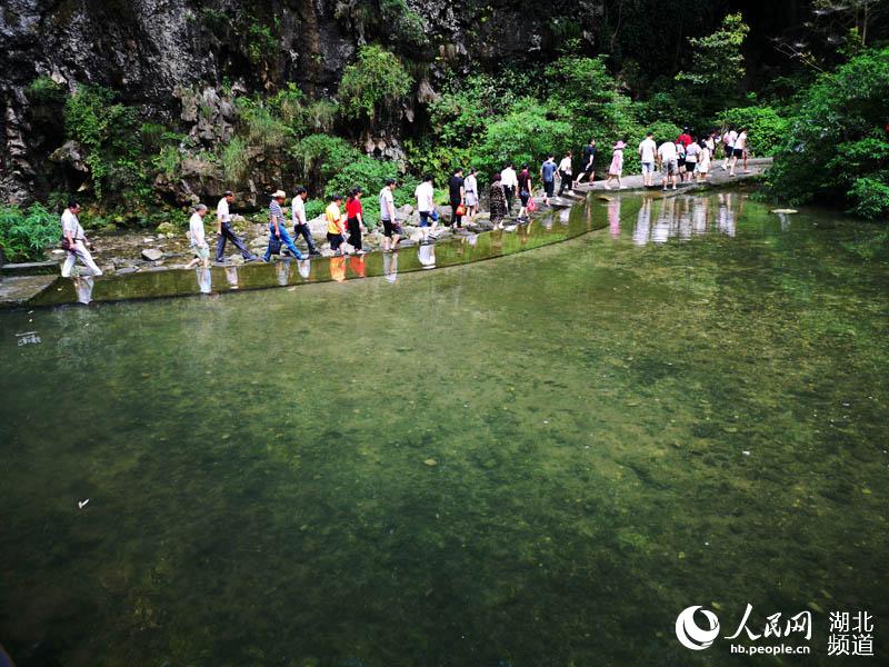 三峡最火景区“天赐清凉” 万人穿越大瀑布