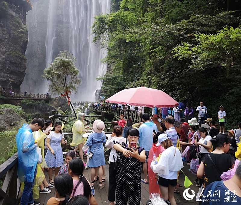 三峡最火景区“天赐清凉” 万人穿越大瀑布