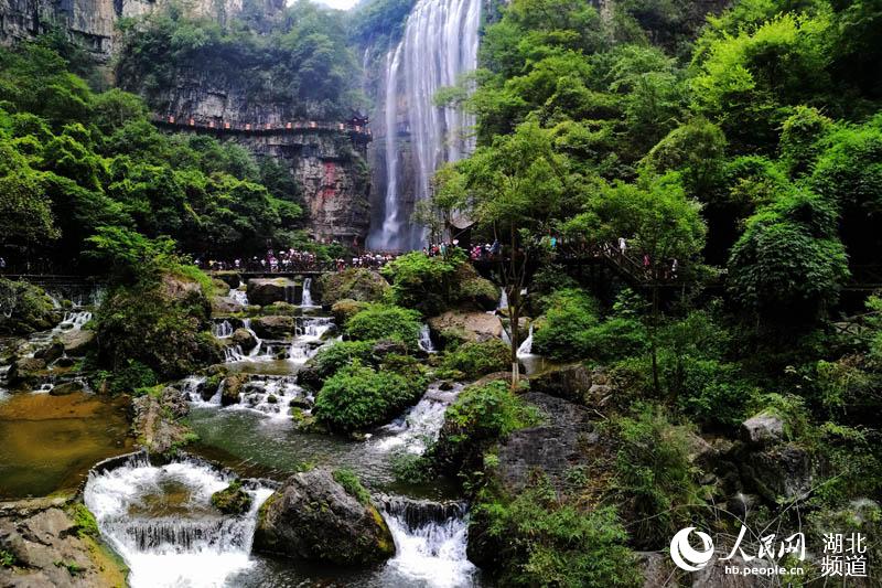 三峡最火景区“天赐清凉” 万人穿越大瀑布