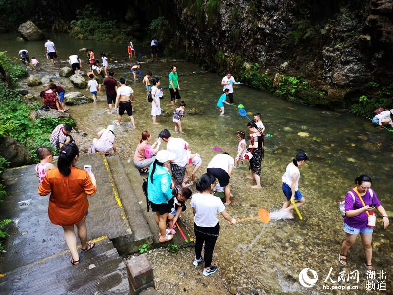 三峡最火景区“天赐清凉” 万人穿越大瀑布