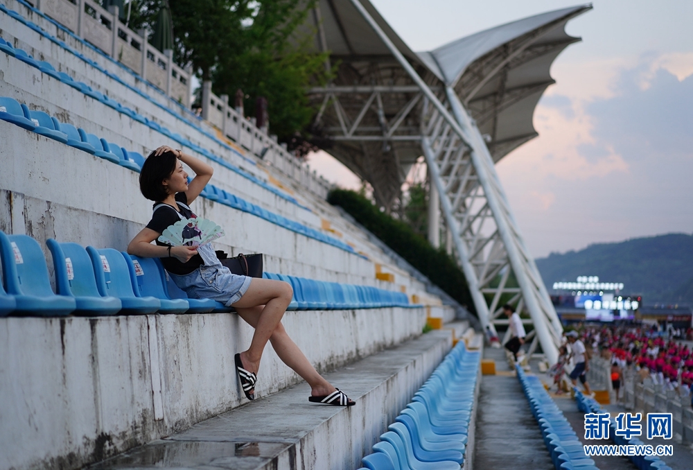 陕西：江边消夏