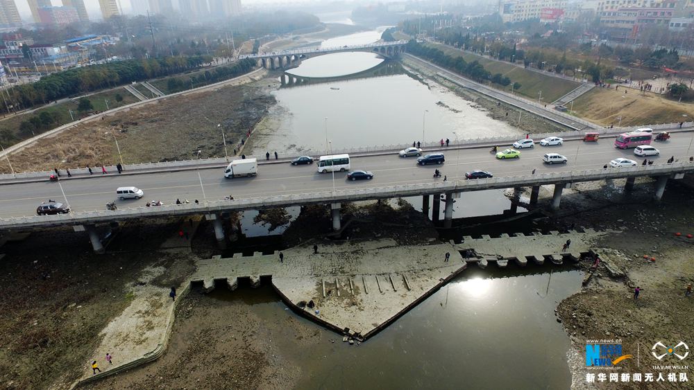 河南颍河开闸放水 明代石桥“浮出水面”(组图)