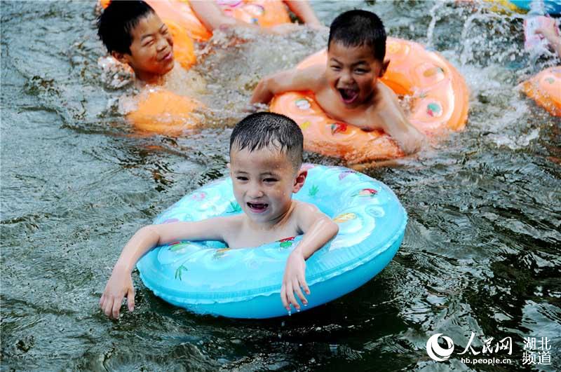 湖北十堰：夏日玩水度暑“清凉一夏”