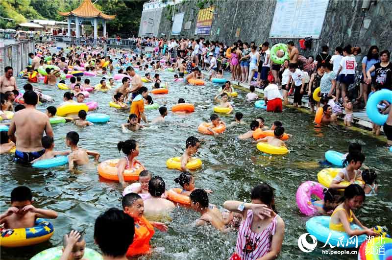 湖北十堰：夏日玩水度暑“清凉一夏”