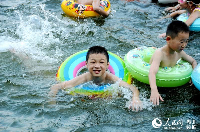 湖北十堰：夏日玩水度暑“清凉一夏”