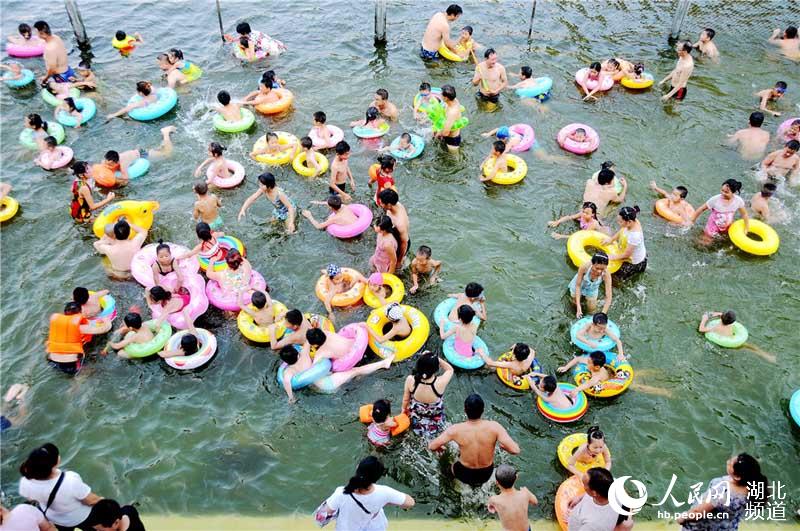 湖北十堰：夏日玩水度暑“清凉一夏”