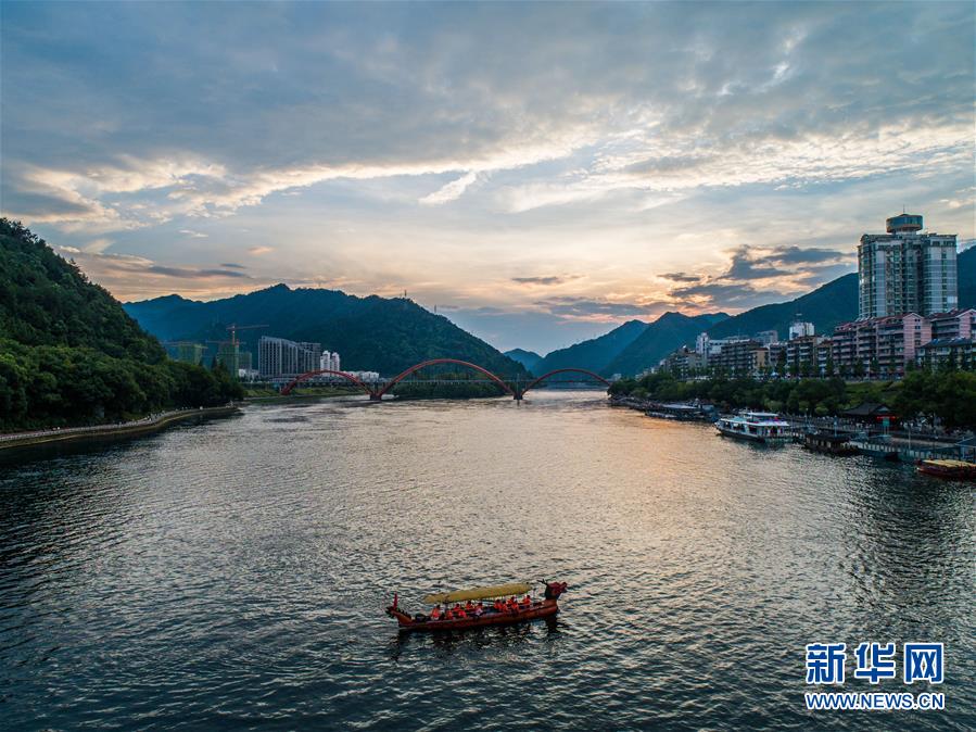 浙江建德：17℃江水送清凉