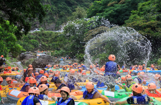 广东清远：黄腾峡泼水节落幕，逾万游客“水仗”狂欢