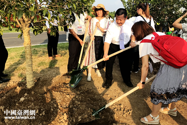 栽种共同的心愿——苏台青少年共植同根树