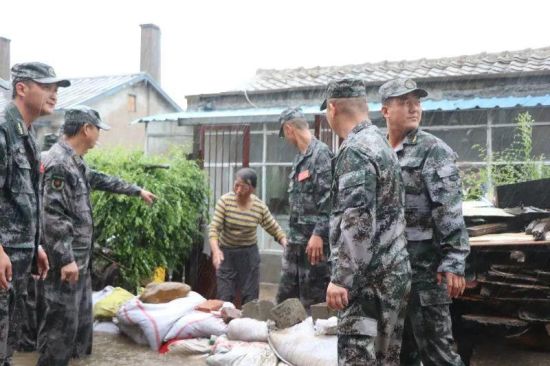 哈尔滨依兰县人武部暴雨中帮居民“救灾”