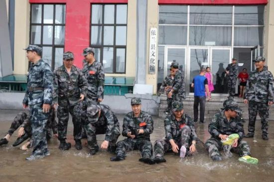 哈尔滨依兰县人武部暴雨中帮居民“救灾”