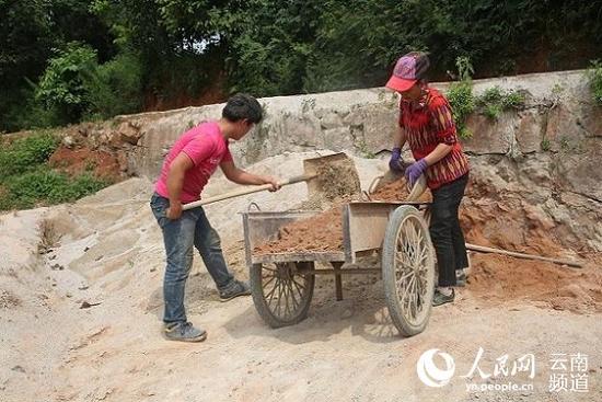 小伙在建筑工地上收到北大录取通知书:正在拌砂浆