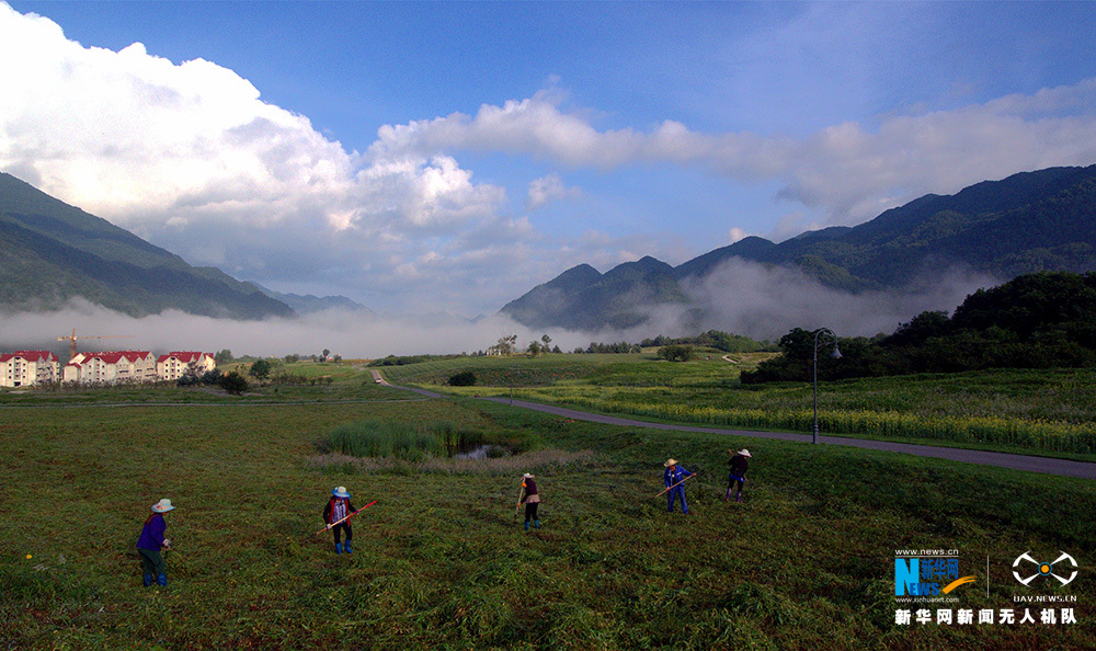 航拍重庆红池坝夏日农忙 成山间独特风景