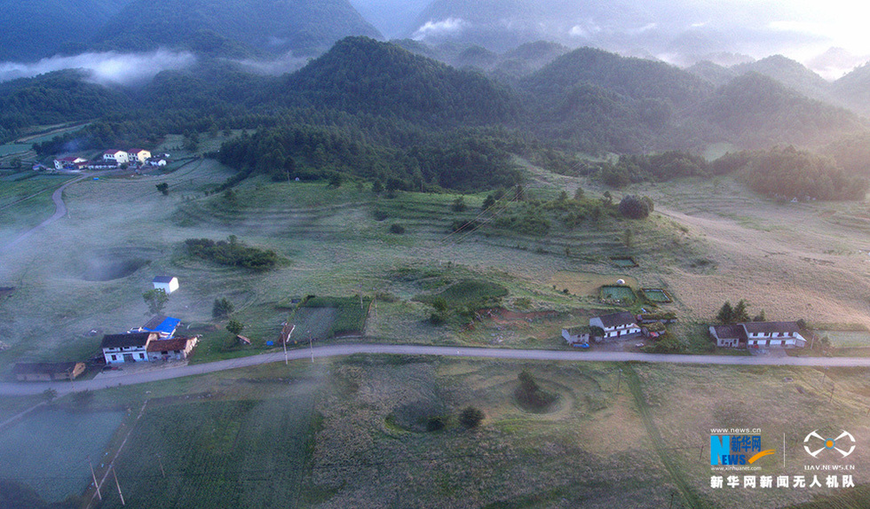 航拍重庆红池坝夏日农忙 成山间独特风景