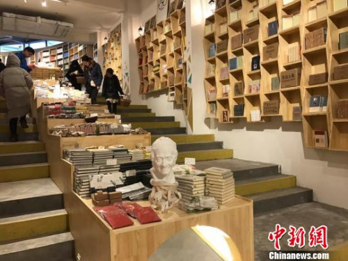 “90后书痴”开不打烊书店找寻被遗忘的“慢文化”