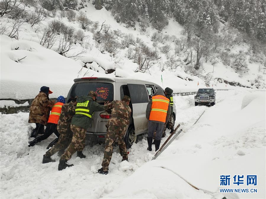 云南怒江独龙江隧道口被困游客已成功获救