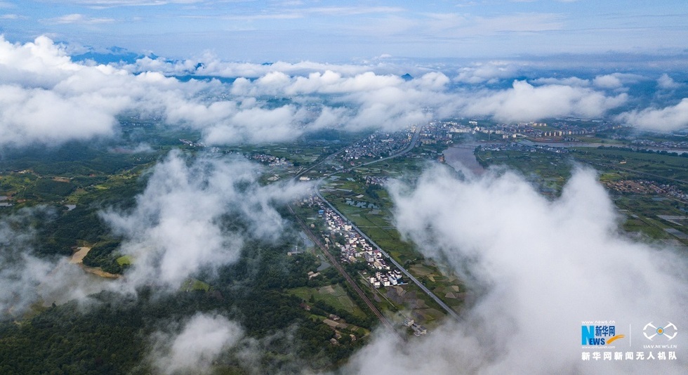 航拍江西大岗山：云雾绕青山 田园入画来