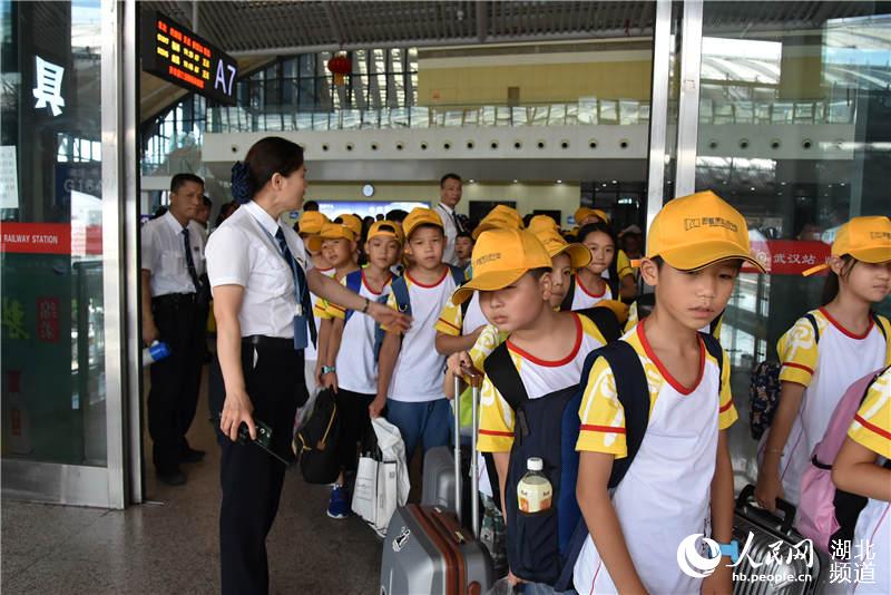 武汉高铁站服务1.2万人中小学生夏令营团队