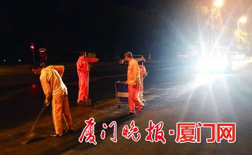 搅拌车撒漏混凝土污染路面200米 路政人员连夜清理