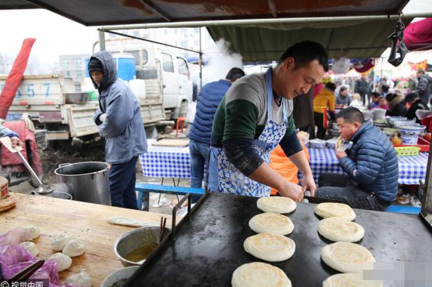 老师辞职卖肉夹馍 月入过万爆红网络