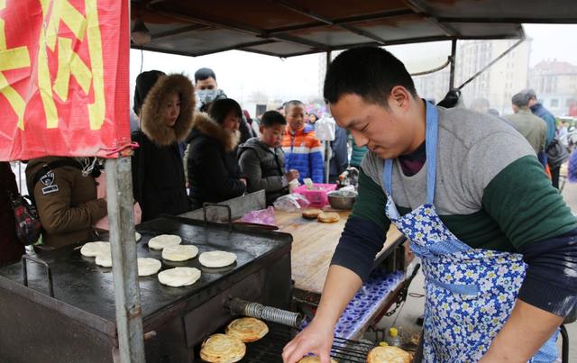 老师辞职卖肉夹馍 月入过万爆红网络