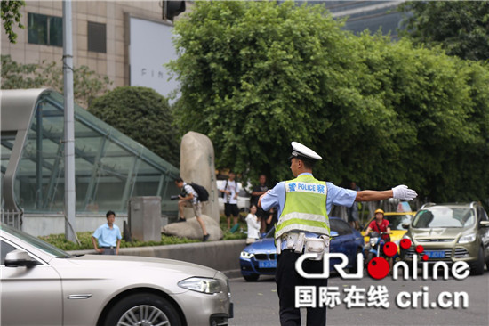 【CRI专稿 列表】重庆媒体记者同渝中民警一起迎战高“烤”