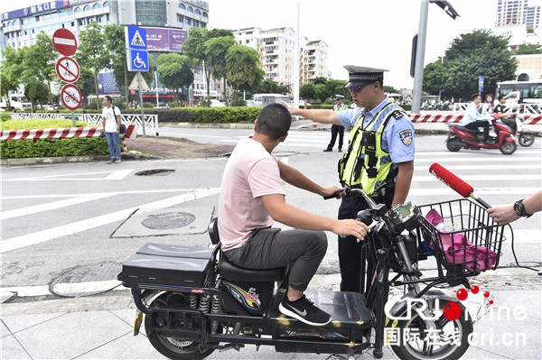 电动车非法闯南湖隧道现象成风 南宁交警开展专项整治