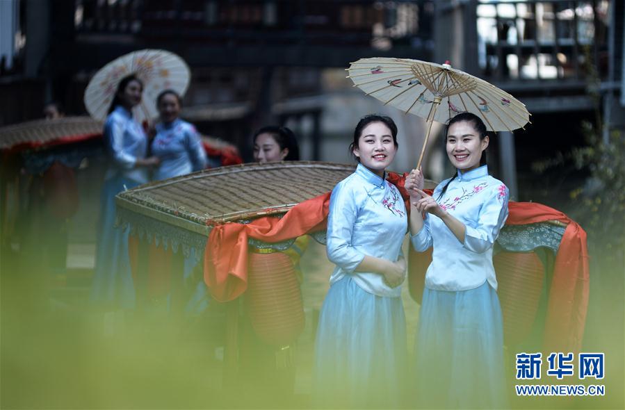 水乡“服饰秀” 喜迎三八妇女节