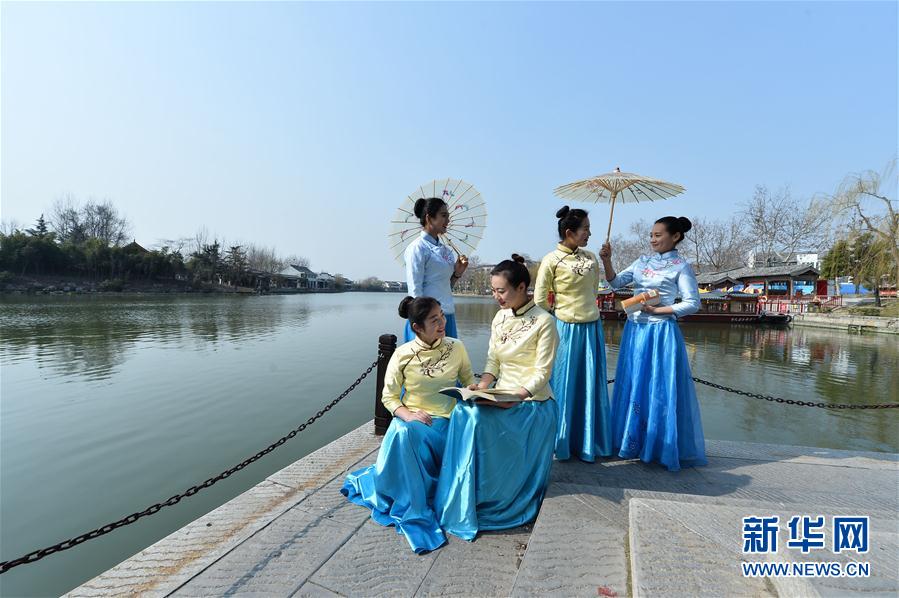 水乡“服饰秀” 喜迎三八妇女节