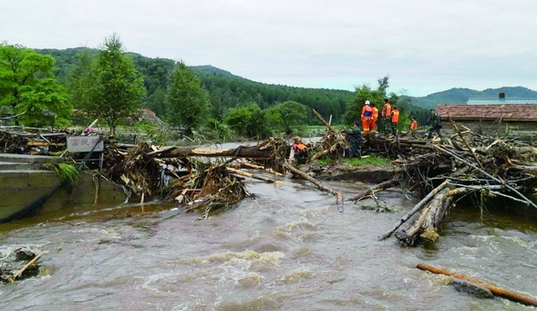 伊春遭遇强降雨消防官兵山洪中解救疏散近400人