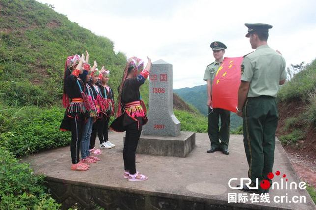 崇左宁明边防武警携手小瑶胞“走边境、学担当”