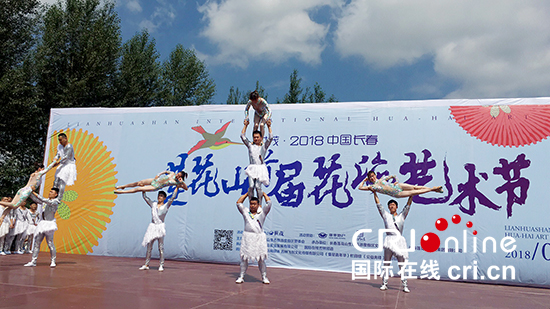 节目《力量与美》，演出单位长春市杂技团，有近五十名年轻演员参加演出。杂技艺术在中国已经有2000多年的历史，是中国传统民间艺术表演形式。这次杂技团带来的精彩演出，也让观众们领略到“中国魅力”。_fororder_节目《力量与美》，演出单位长春市杂技团，有近五十名年轻演员参加演出。杂技艺术在中国已经有2000多年的历史，是中国传统民间艺术表演形式。这次杂技团带来的精彩演出，也让观众们领略到“中国魅力”。