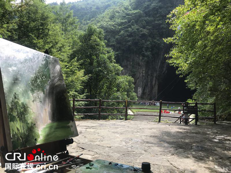 画家空降凉城利川 共绘鄂西林海美景