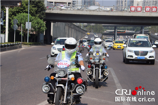 【法制安全】重庆媒体记者同九龙坡民警一起“战高温”