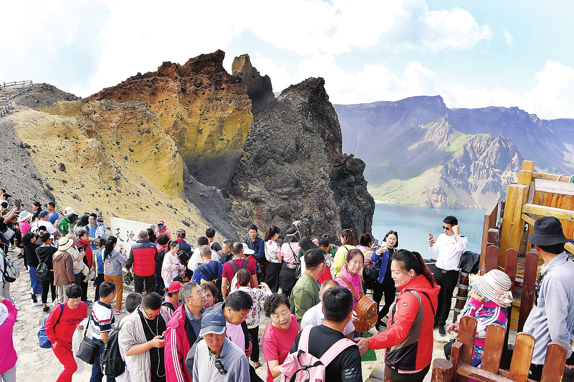 长白山景区进入旅游高峰期